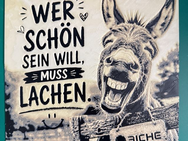 3D-Wandbild „Wer schön sein will, muss lachen“ – mehrfarbiger PETG-Druck (20 × 20 cm)